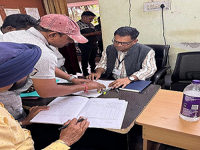 व्यय प्रेक्षक ने किया अभ्यर्थियों के लेखाओं की जांच