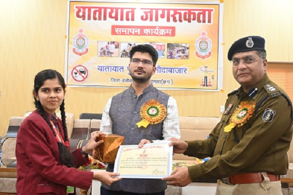 यातायात नियमों का पालन क़ो आदत में करें शुमार : कलेक्टर