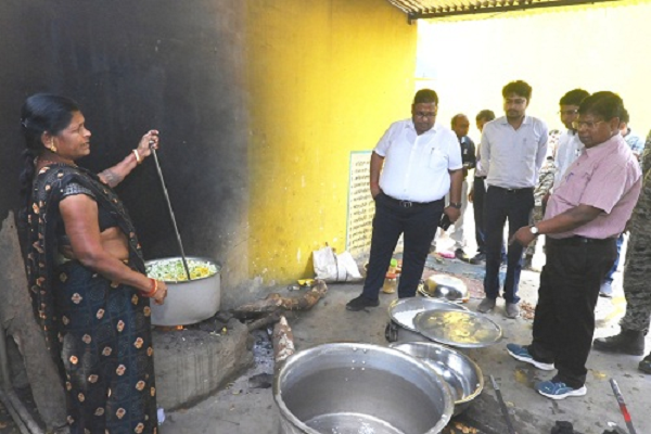 कलेक्टर ने स्वामी आत्मानंद अंग्रेजी माध्यम स्कूल का किया आकस्मिक निरीक्षण