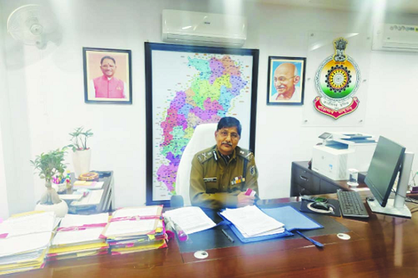 टोपी, बैच और 'परित्राणाय साधुनाम' सुवाक्य है छग पुलिस की पहचान : DGP गौतम