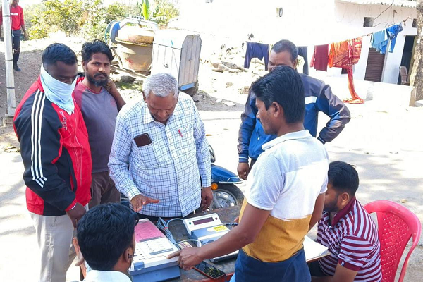 खोंगापानी के वार्ड 6-7 में मतदाताओं को मिला ईवीएम का प्रशिक्षण