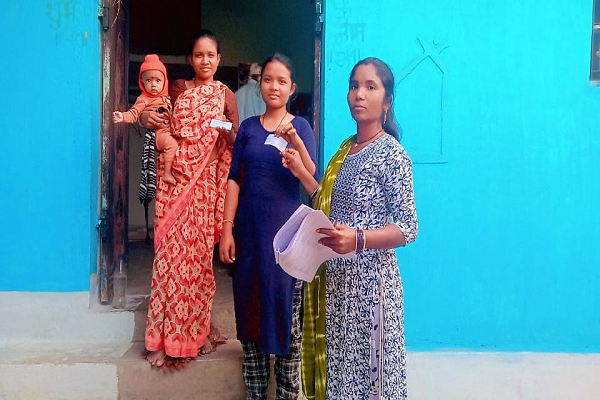 नगरीय निकाय निर्वाचन 2025 : मतदाताओं को मतदाता पर्ची का वितरण, कलेक्टर श्री गोपाल वर्मा के मार्गदर्शन में अभियान जारी
