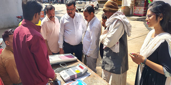 खोंगापानी के वार्ड क्रमांक 08 में मतदाताओं को दिया गया ईवीएम का प्रशिक्षण