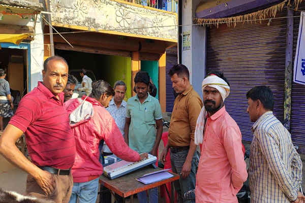 खोंगापानी में मतदाताओं को दिया गया ईवीएम का प्रशिक्षण