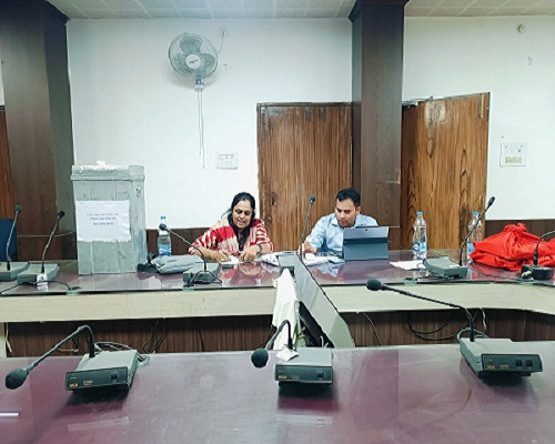 छुटे हुए ईडीवी मतदाताओं ने कलेक्ट्रेट में बने सुविधा केंद्र में किया मतदान