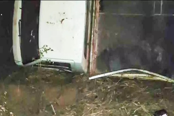 पिकअप का टायर फटने से 2 की मौत