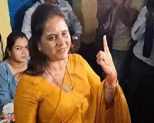 मेयर प्रत्याशी मीनल चौबे ने चंगोराभाटा में किया मतदान