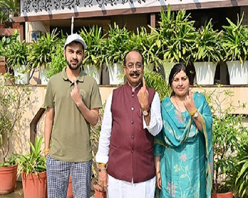 उप-मुख्यमंत्री अरुण साव ने बिलासपुर में सपरिवार किया मतदान