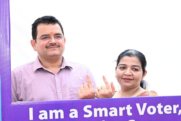 मुख्यमंत्री के सचिव ने किया मतदान