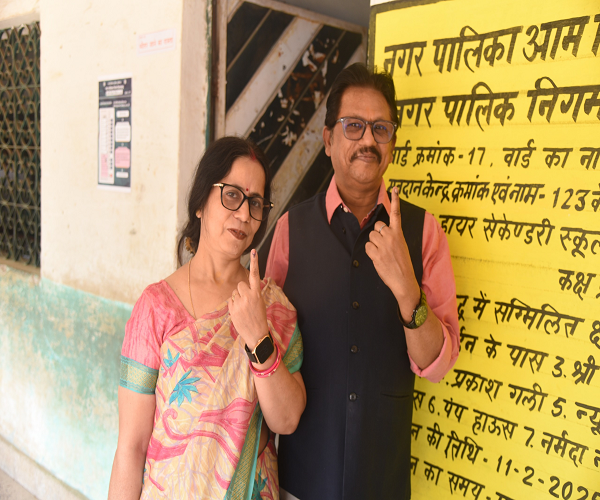 श्री अमितेन्द्र किशोर प्रसाद ने नगर निगम चुनाव 2025 में सपत्नीक मतदान किया।