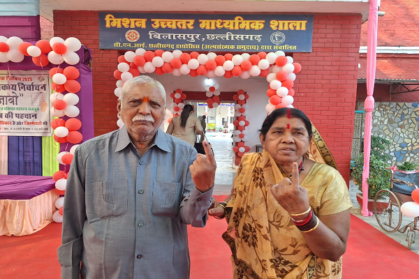 श्री राम प्रसाद यादव ने सपत्नीक बिलासपुर नगर निगम अंतर्गत मिशन स्कूल स्थित मतदान केंद्र में अपने मताधिकार का इस्तेमाल किया