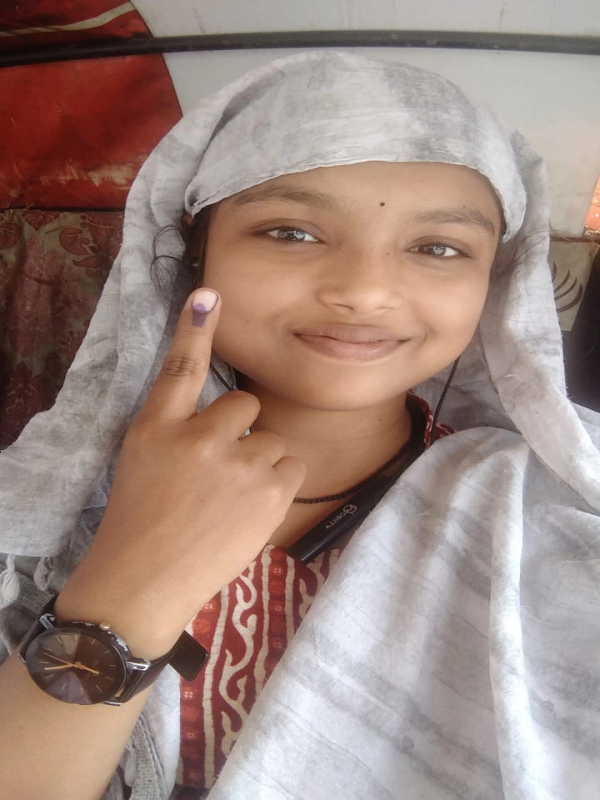 पहली बार वोट डालने वाले युवा मतदाताओं ने जताई खुशी