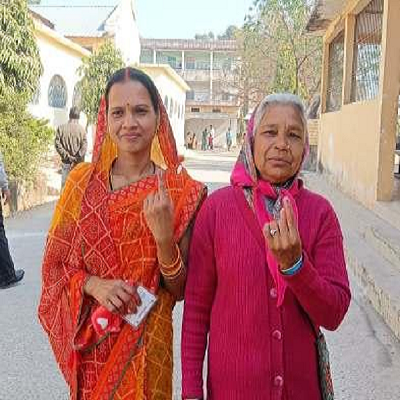 सास-बहू की जोड़ी ने निभाई मतदान की जिम्मेदारी