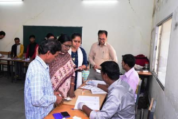 कलेक्टर ने मतदान कर लोकतंत्र के उत्सव में निभाई अपनी सहभागिता