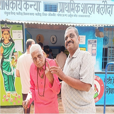  100 साल का बुजुर्ग पहुंचा पैदल मतदान केंद्र