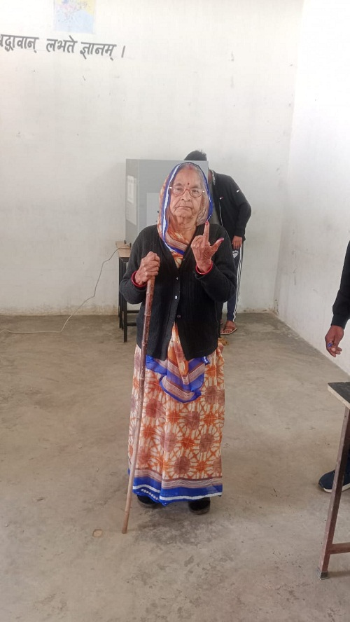 92 वर्षीय मानवरति देवी व 78 वर्षीय परम ज्योति ने निभाई अपनी जिम्मेदारी