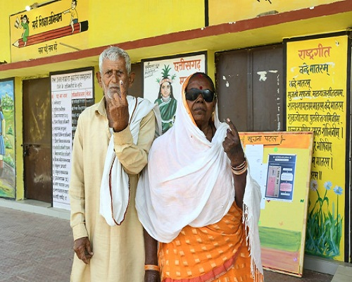 लोकतंत्र में जिम्मेदारी निभाते हुए वृद्ध दंपति ने किया मतदान