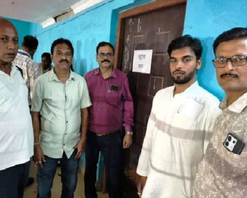 जिले के सभी नगरीय निकायों में मतदान पश्चात् ईवीएम मशीनों को स्ट्रांग रूम में सील कर किया गया सुरक्षित