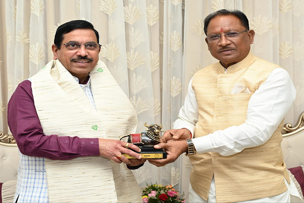  मुख्यमंत्री श्री विष्णुदेव साय ने केंद्रीय मंत्री श्री प्रहलाद जोशी का किया आत्मीय स्वागत