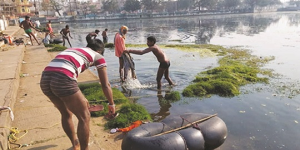 तालाबों को संवारने हर रोज 6 घंटे की सफाई