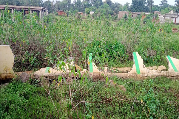 कब्रिस्तान में घोटाला : दीवार गिरने से उठने लगे कई सवाल, सदर और ठेकेदार की मिलीभगत 