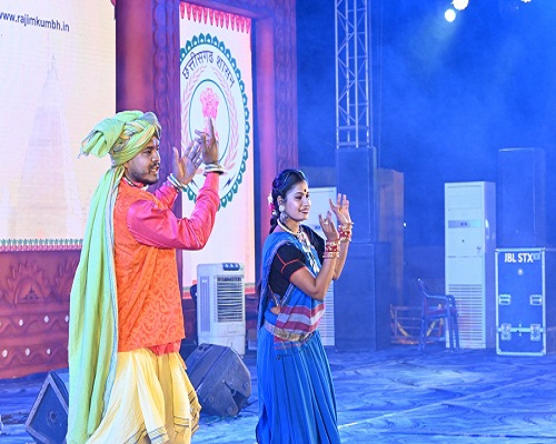 राजिम कुंभ कल्प : निर्मला ठाकुर एवं चंपा निषाद के छत्तीसगढ़ी लोक गीत में झूमने लगे दर्शक