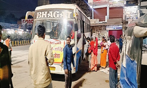 राजिम कुंभ मेला पहुंचने निशुल्क बस सेवा का लाभ ले रहे लोग