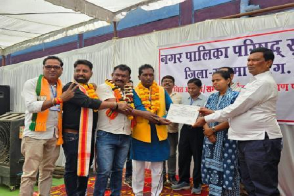 रिटर्निंग अधिकारी ने विजयी अध्यक्ष एवं पार्षदों को प्रमाण पत्र किया प्रदान