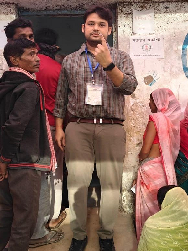 रिटर्निंग अफसर विवेक गोहिया ने किया मतदान, लोकतंत्र के महापर्व में निभाई भागीदारी