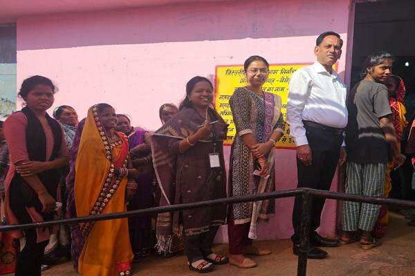 ग्राम गुनरबोड में एडीएम, उप जिला निर्वाचन अधिकारी व एसडीएम ने डाला वोट