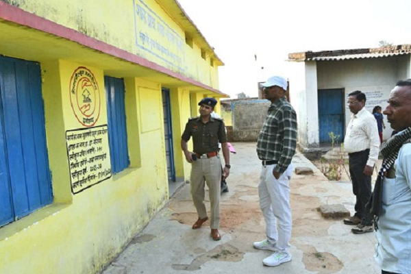 कलेक्टर एवं एसपी ने किया विभिन्न मतदान केंद्रों का निरीक्षण