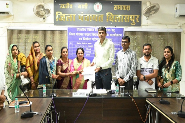 रिटर्निंग ऑफिसर ने नवनिर्वाचित जिला पंचायत सदस्यों को सौंपा प्रमाण पत्र