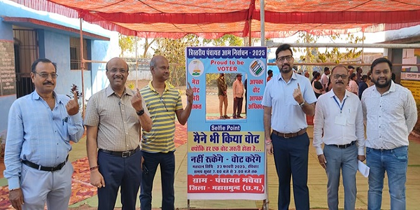 कलेक्टर एवं सीईओ ने किया लाइन में लगकर मचेवा में मतदान