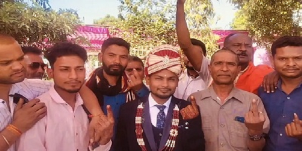 नगरी में लोगों ने की जमकर वोटिंग, सेहरा बांधकर दूल्हे ने किया मतदान
