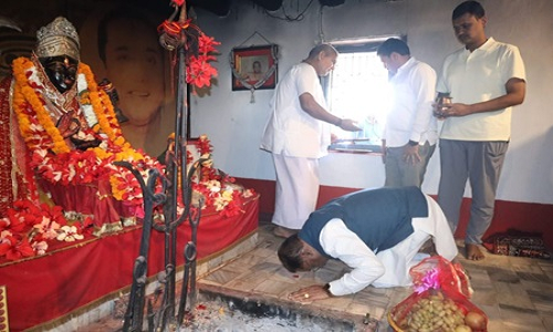 मुख्यमंत्री ने सोगड़ा आश्रम में की मां काली की पूजा