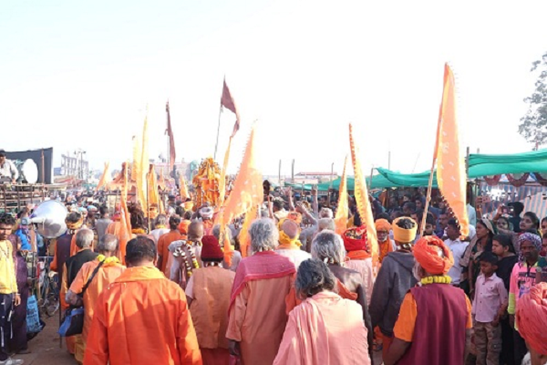 नागा साधुओं सहित साधु संतों ने निकाली शोभायात्रा