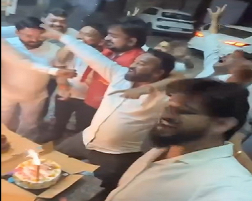 मेयर के बेटे का सड़क पर जन्मदिन सेलिब्रेशन, कांग्रेस ने बीजेपी पर साधा निशाना