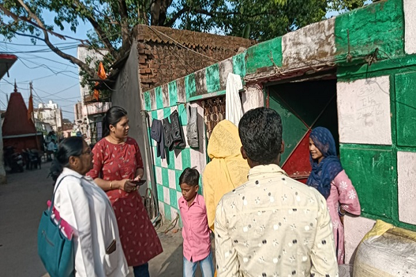 खुर्सीपार क्षेत्र वार्ड 42 में स्वास्थ्य टीम का भ्रमण