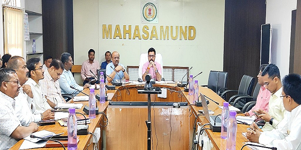 शासकीय योजनाओं के क्रियान्वयन में प्रगति लाएं : कलेक्टर