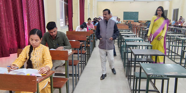 संभागायुक्त ने किया विभागीय परीक्षा का निरीक्षण