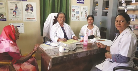 जिला चिकित्सालय ने संयुक्त रूप से ग्राम सांकरा में लगाया चिकित्सा शिविर