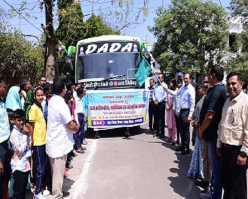 कलेक्टर ने बच्चों के बस को हरी झंडी दिखाकर किया रवाना