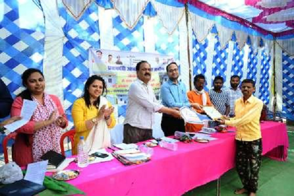 लखनपुर में आवास मेला का आयोजन, सीईओ ने आवास हितग्राहियों को किया सम्मानित