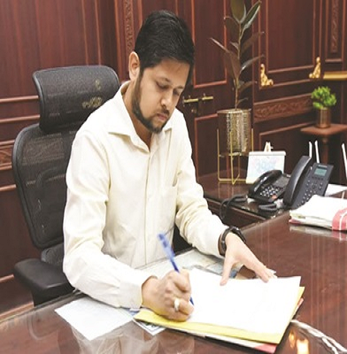 नव पदस्थ कलेक्टर अभिजीत सिंह ने पदभार ग्रहण किया