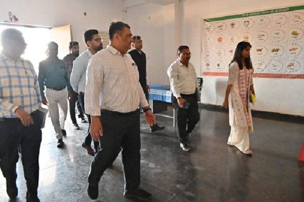 एकलव्य आवासीय परिसर का भारत सरकार के अधिकारी ने किया निरीक्षण