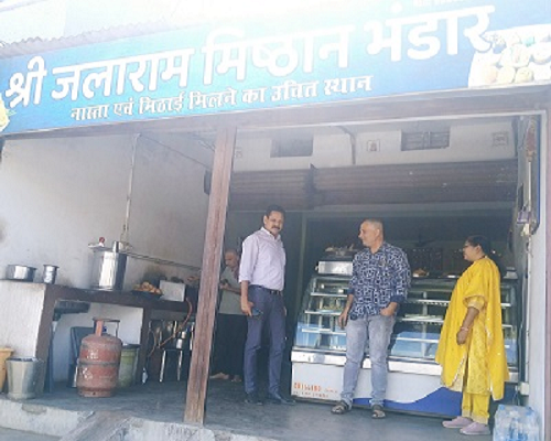 होली से पहले मिठाई दुकानों पर खाद्य सुरक्षा विभाग द्वारा मिठाइयों के लिए गए सैंपल