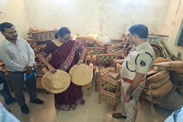 कलेक्टर एवं पुलिस अधीक्षक ने छत्तीसगढ़ बास शिल्प बोर्ड के कार्यों को देखा