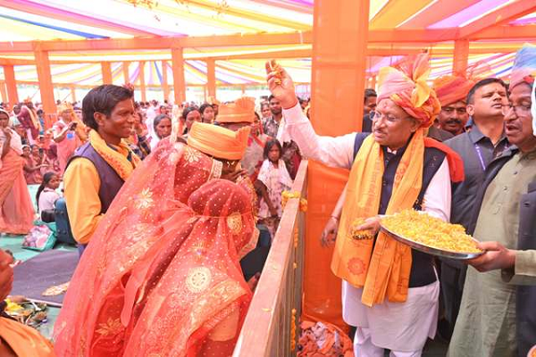 मुख्यमंत्री ने 353 नवविवाहित जोड़ों को दिया आशीर्वाद
