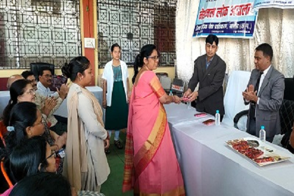 न्यायाधीशों ने किया महिला न्यायाधीशों, अधिवक्ताओं एवं कर्मचारियों का सम्मान