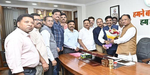 मुख्यमंत्री से छत्तीसगढ़ अधिकारी-कर्मचारी फेडरेशन के प्रतिनिधि मंडल ने की सौजन्य मुलाकात